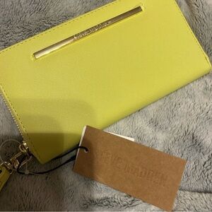 Brand new Steve Madden wallet, like green color, very spacious 💚💛